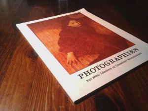 Photographien aus zehn Ländern in Dresdner Sammlungen. Katalog zur Ausstellung in den Staatl. Kunstsammlungen Dresden, Kupferstich-Kabinett. Autoren d. Kataloges: Gertraute Lippold, Hans-Ulrich Lehmann und Bärbel Pflug. Mit zahlr. Tafeln.