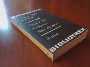 Glück und Unglück der berühmten Moll Flanders, die, in Newgate geboren, nebst ihrer Kindheit noch sechzig wechselvolle Jahre durchlebte, zwölf Jahre Dirne war, fünfmal heiratete, darunter ihren Bruder, zwölf Jahre stahl, acht Jahre deportierte Verbrecherin in Virginien war, schließlich reich wurde, ehrbar lebte und reuig starb. Beschrieben nach ihren eigenen Erinnerungen