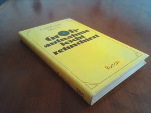 Grossaufnahme leicht retuschiert. Roman.