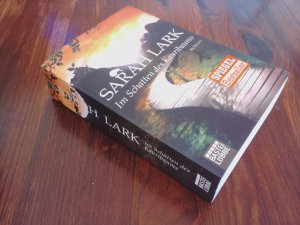 Im Schatten des Kauribaums – Roman