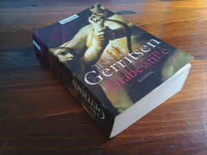 Grabesstille – Roman