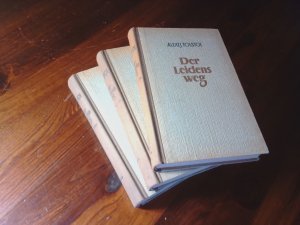 Der Leidensweg - Eine Trilogie. Erstes Buch: Die Schwestern. Zweites Buch: Das Jahr Achtzehn. Drittes Buch: Trüber Morgen.