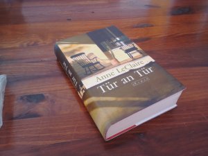 Tür an Tür – Roman