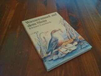 Wasseramsel auf dem Stein. Kleines Lesebuch. Herausgegeben von Hildegard Küßner. Illustrationen von Jutta Hellgrewe.