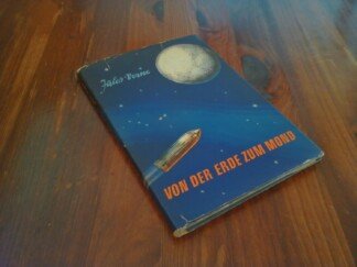 Von der Erde zum Mond. Nach einer Jahre 1902 erscheienen Ausgabe neu bearbeitet, Nachwort von Herbert Pfaffe.