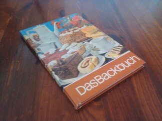 Das Backbuch mit mehr als 450 Rezepten und vielen praktischen Ratschlägen wird Erprobtes weitergesagt - 16 mehrfarbige und 16 einfarbige Bildtafeln