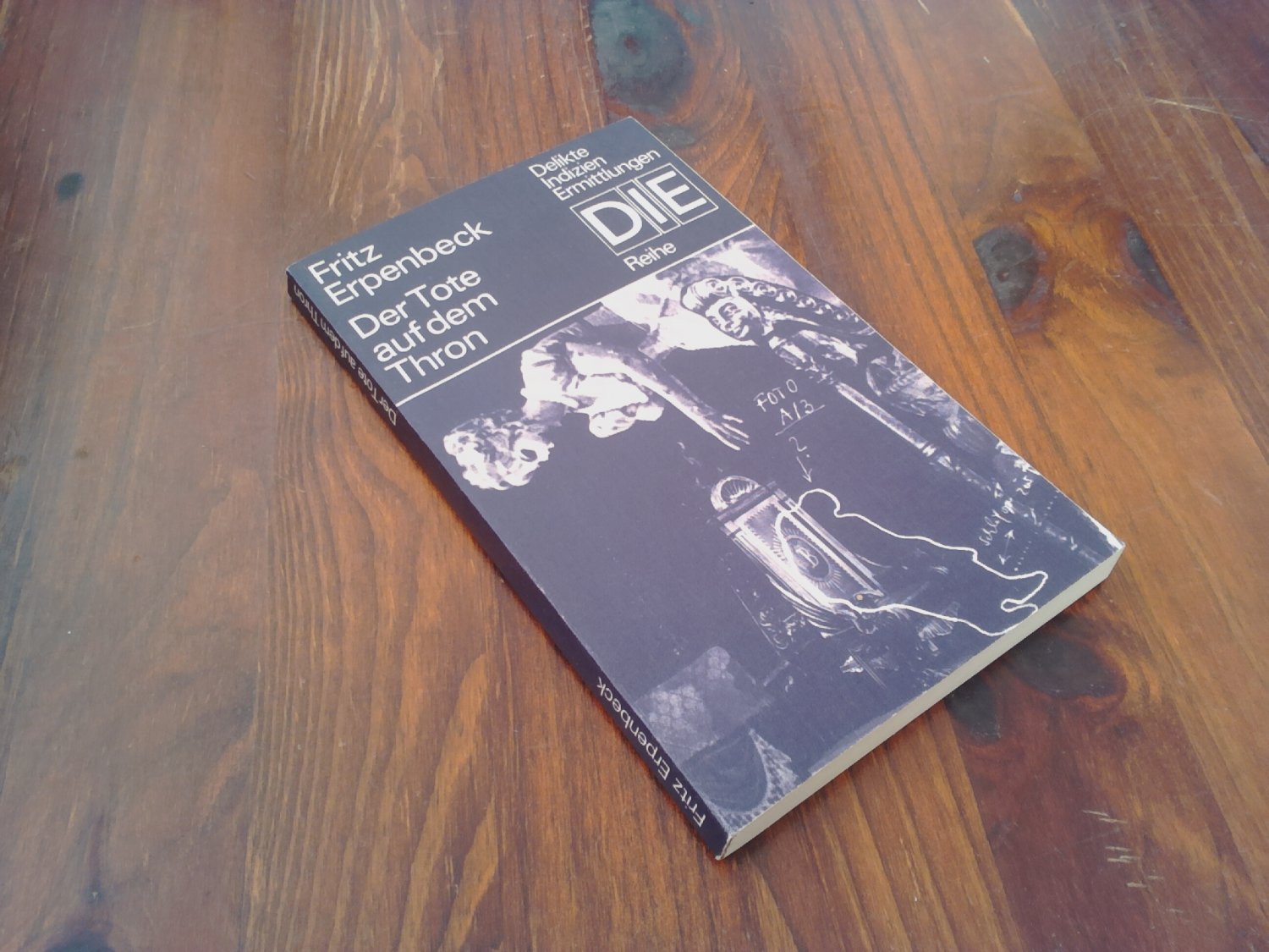 Der Tote auf dem Thron. - Kriminalroman. DIE-Reihe.