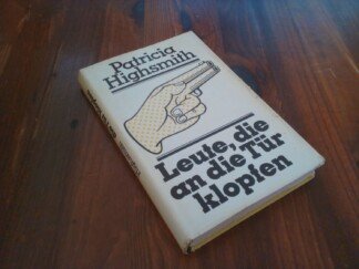 Leute, die an die Tür klopfen